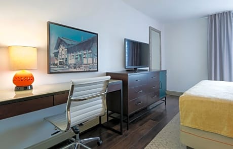 Queen Room with Accessible Transfer Shower - Non-Smoking
