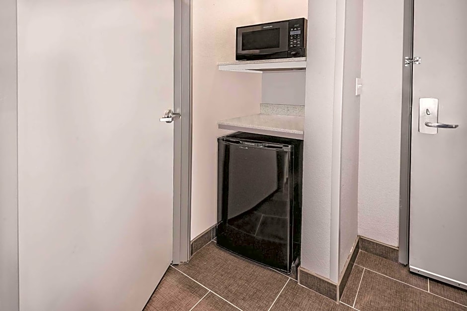 La Quinta Inn & Suites by Wyndham Dallas Grand Prairie North