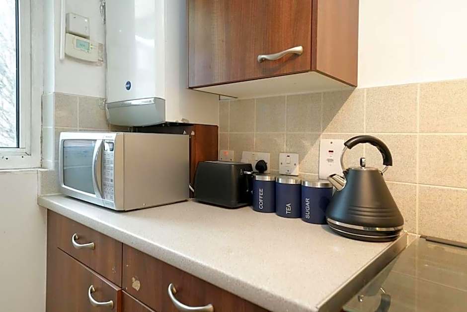 London Oasis Flat with High-Speed Broadband and Free Parking