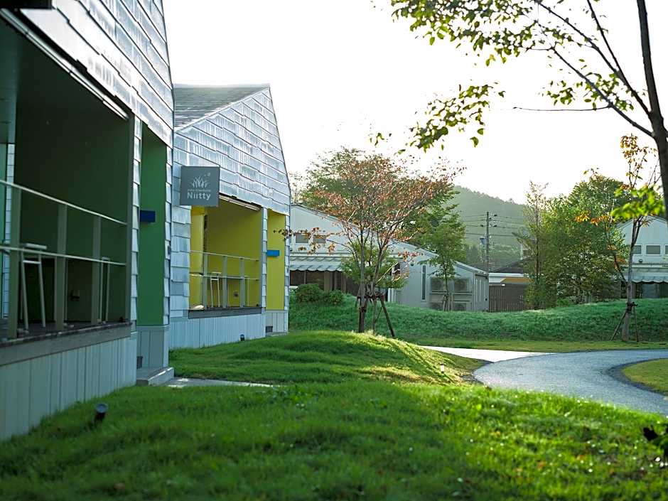 Holiday House Green Garden