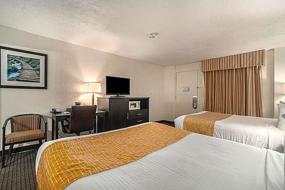 Travelodge by Wyndham Traverse City MI