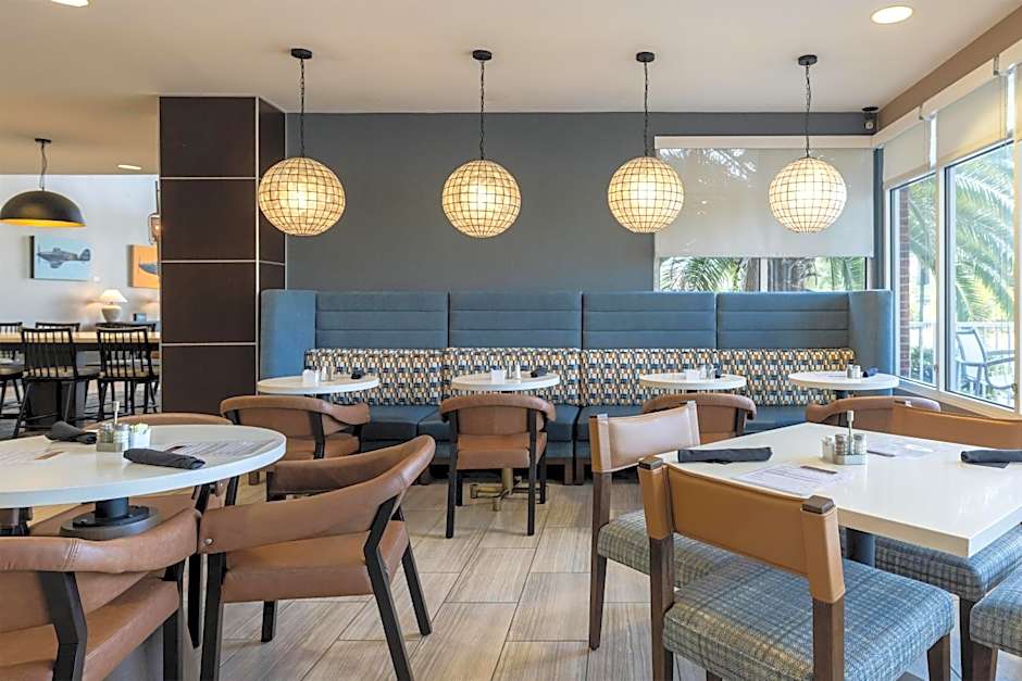 DoubleTree By Hilton Hotel Savannah Airport