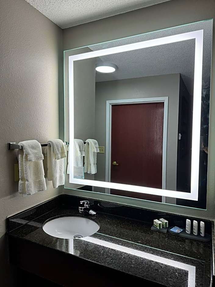 La Quinta Inn & Suites by Wyndham Louisville East