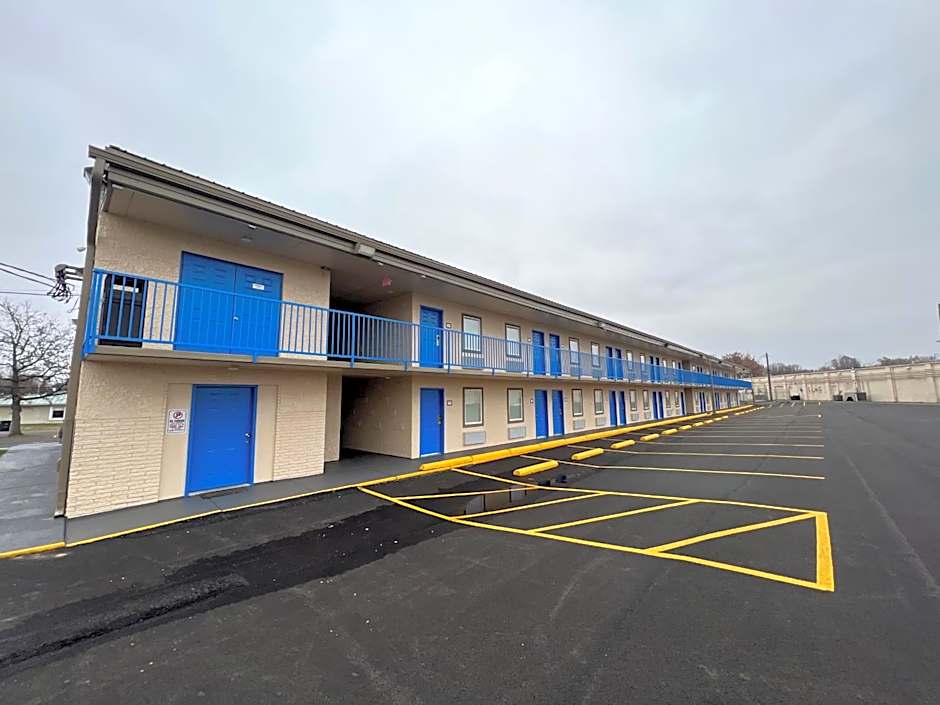 Super 8 by Wyndham Paducah I-24 Exit 4