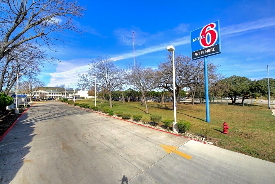 Motel 6 Kerrville, TX