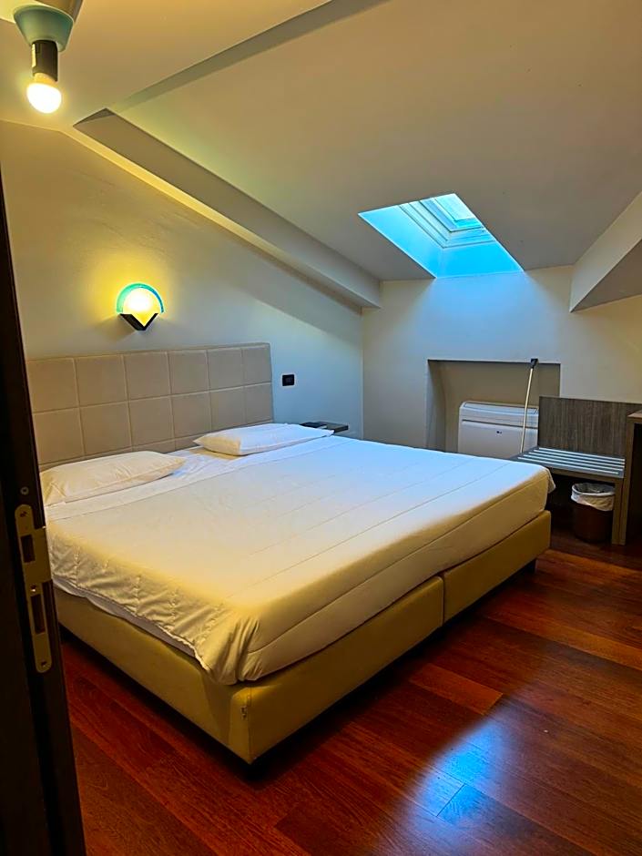 Jet Hotel