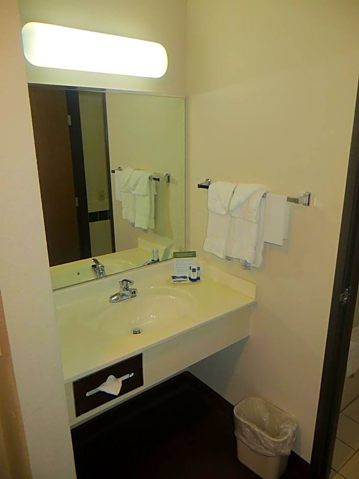 AmericInn by Wyndham Manitowoc