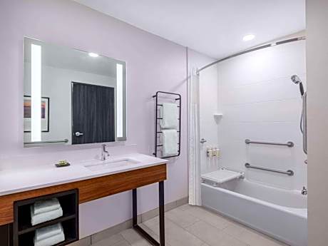 La Quinta by Wyndham Chelsea Birmingham