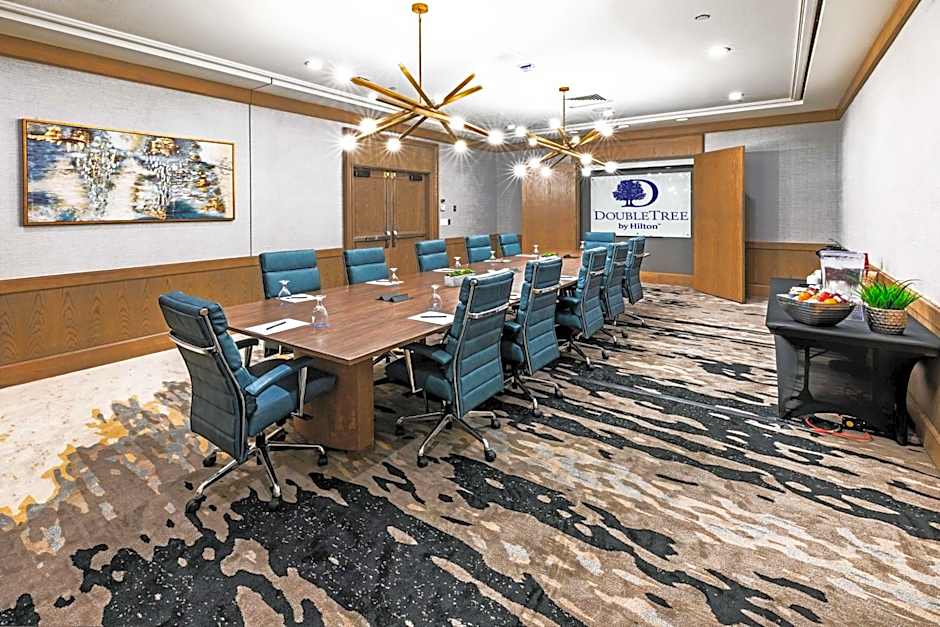 DoubleTree By Hilton Hotel Tulsa At Warren Place
