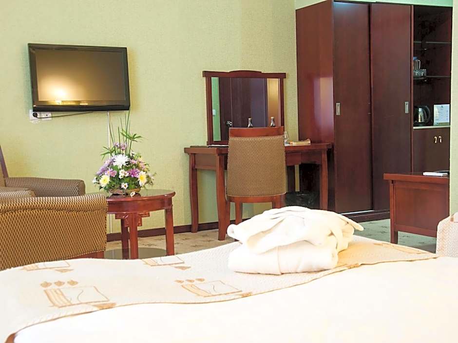 Golden Valley Hotel