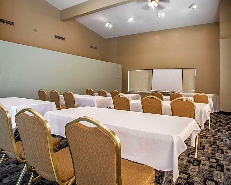 Rodeway Inn & Suites Milwaukee