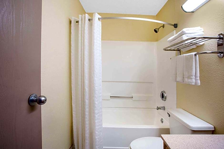 Super 8 by Wyndham Lewisburg