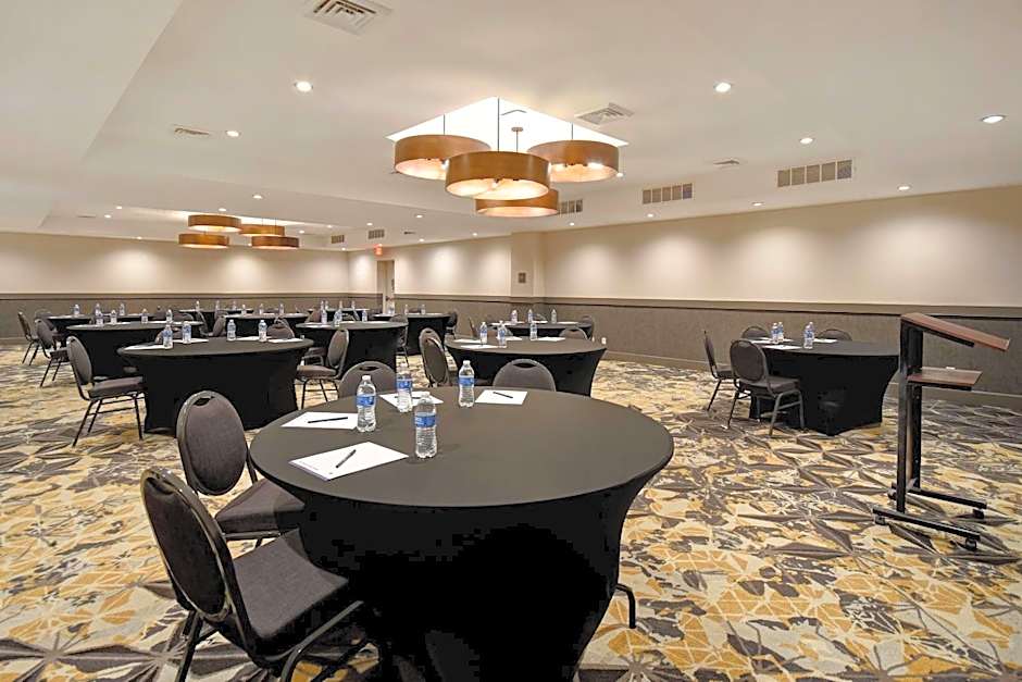 DoubleTree by Hilton St. Louis-Airport