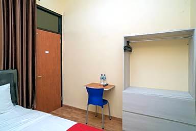 RedDoorz Syariah near Jembatan Merah Plaza