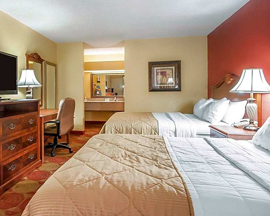 Clarion Inn & Suites University Center