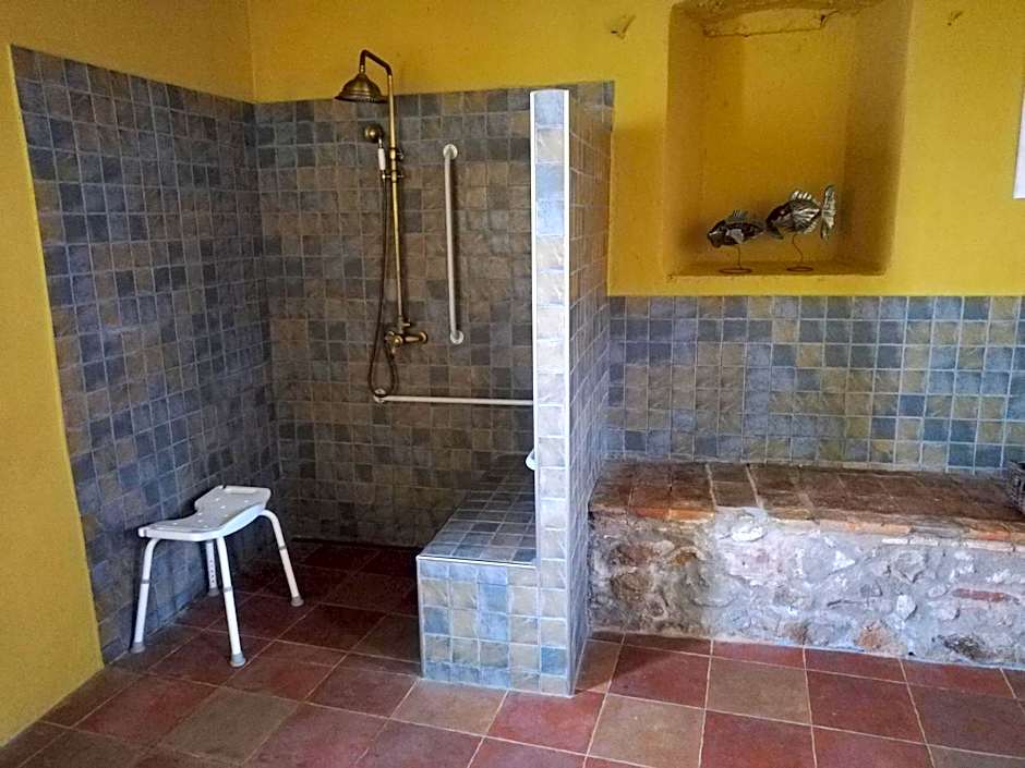 Mas Del Llop Blanc - Dog friendly Hostal Rural - B&B