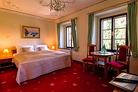 Deluxe Triple Room with King Size Bed