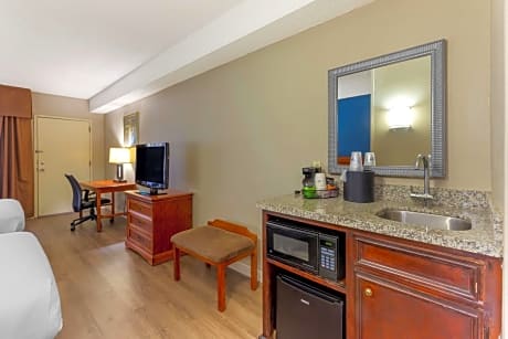 Suite-2 Queen Beds, Non-Smoking, High Speed Internet Access, Full Kitchen, 37 Inch Lcd Television, Coffee Maker, Full Breakfast
