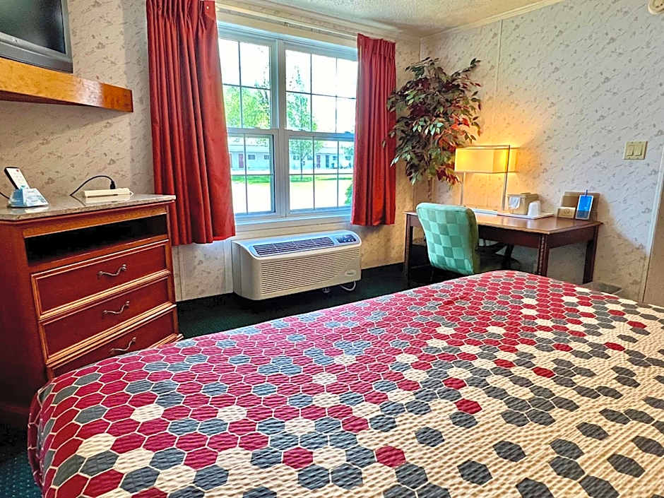 Rodeway Inn & Suites Brunswick near Hwy 1