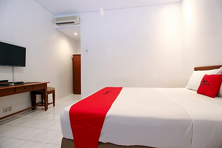 RedDoorz Plus near Alun Alun Selatan 2