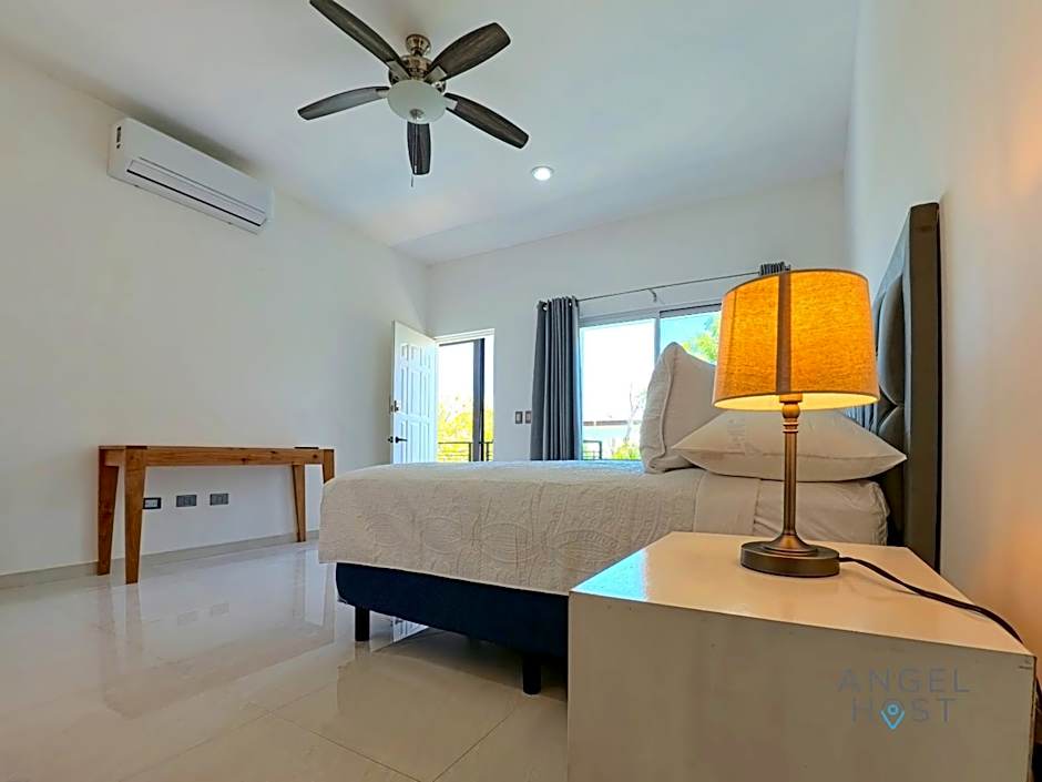 Commercial Zone Studios, Pool, BBQ and Beach 7 Blocks