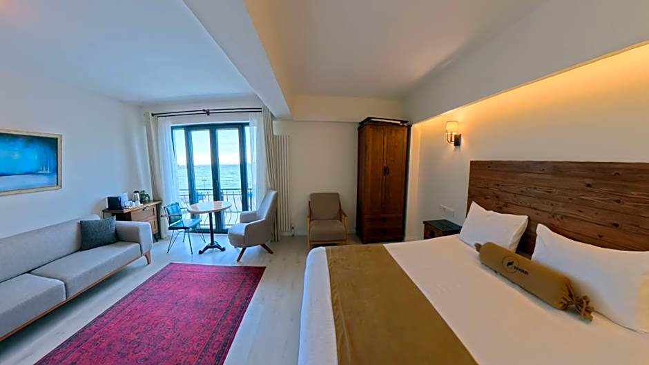 8 Rooms Hotel
