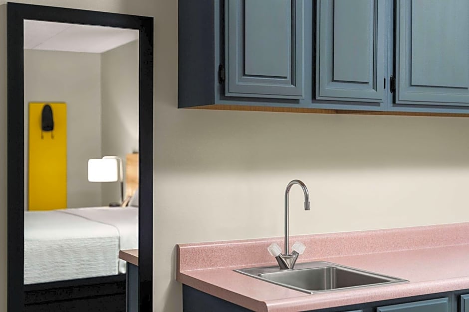 Days Inn & Suites by Wyndham Lancaster Amish Country