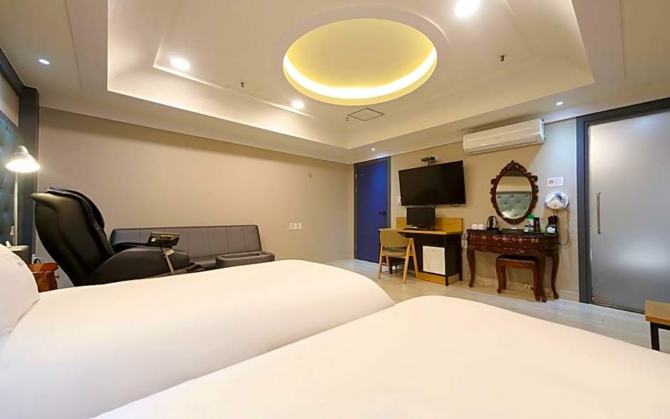 Photo 1 of 13 of Deluxe 2 Beds