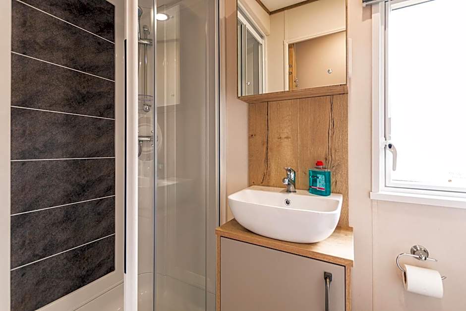 Squirrel Lodge with Hot Tub