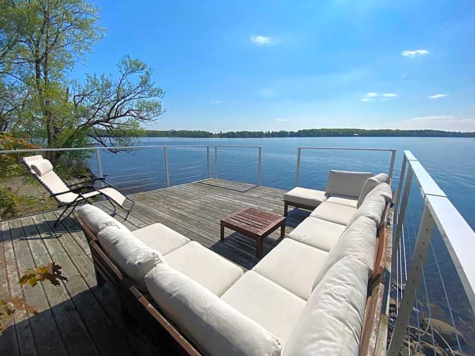 Cozy family waterfront retreat recently renovated