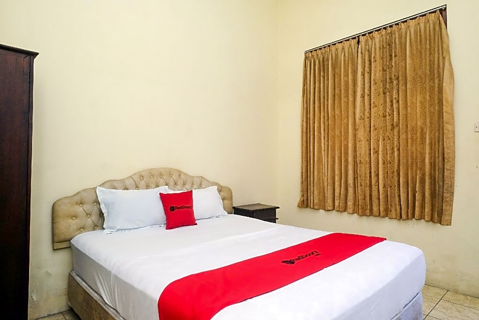 RedDoorz Plus @ Laweyan