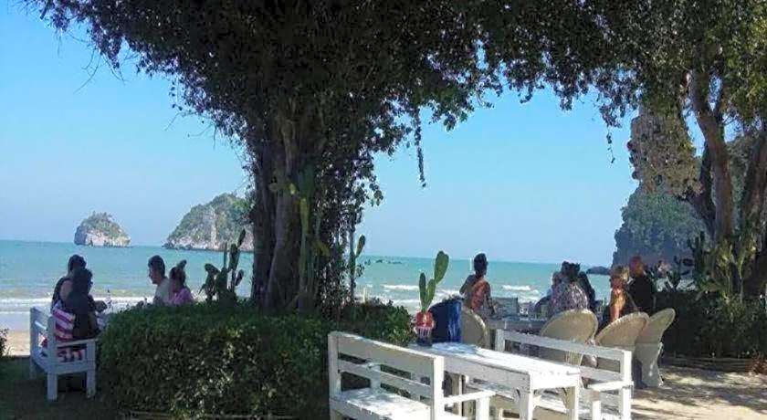 Brassiere Beach Hotel