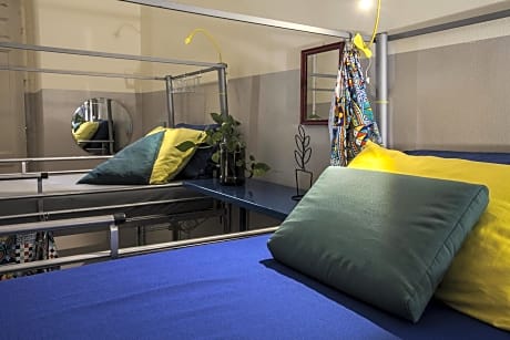 Bed in 4-Bed Mixed Dormitory Room with Shared Bathroom