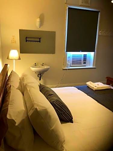 Foto 1 dari 3 — Queen Room with Shared Bathroom