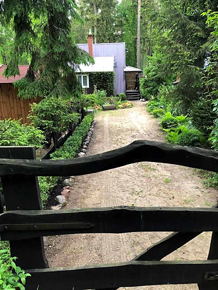 Letnisko SYMSAR 6, Drewniany domek letniskowy z ogrodem