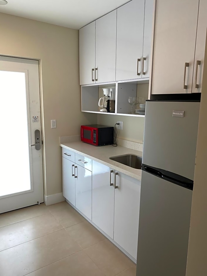 Diane Oceanfront Suites
