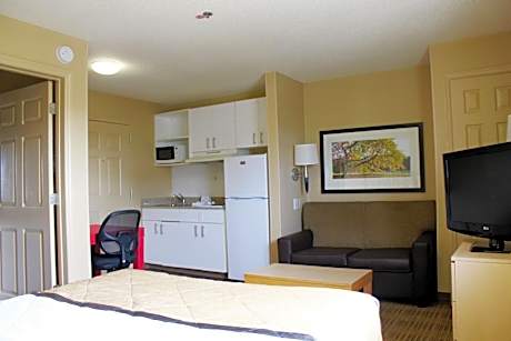 Queen Studio with One Queen Bed - Disability Access/Non-Smoking