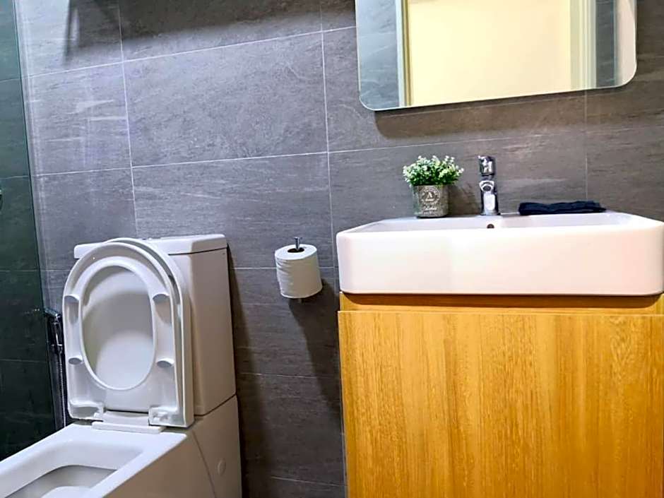 REVO at AURORA PLACE, Pavilion 2, 5 Minutes To AXIATA ARENA BUKIT JALIL FREE WIFI by De Harlequins Guesthouse