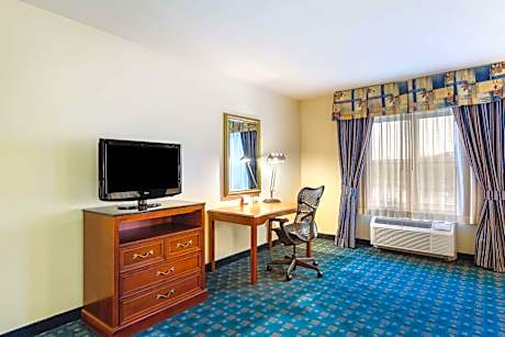 King Room with Roll-In Shower - Mobility/Hearing Accessible