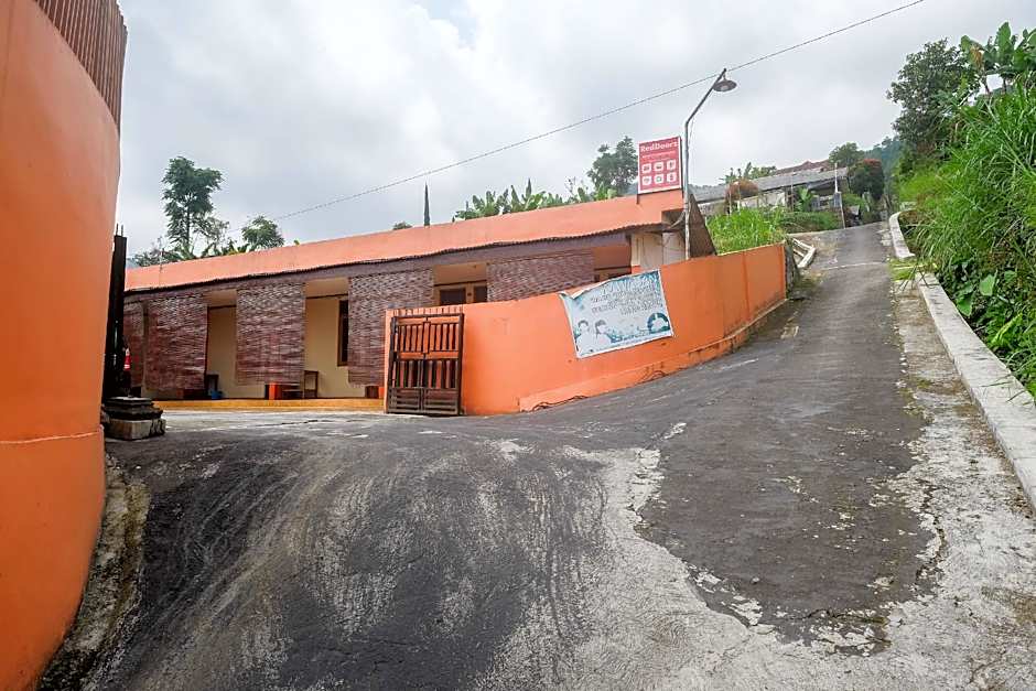 RedDoorz near Candi Sukuh Karanganyar