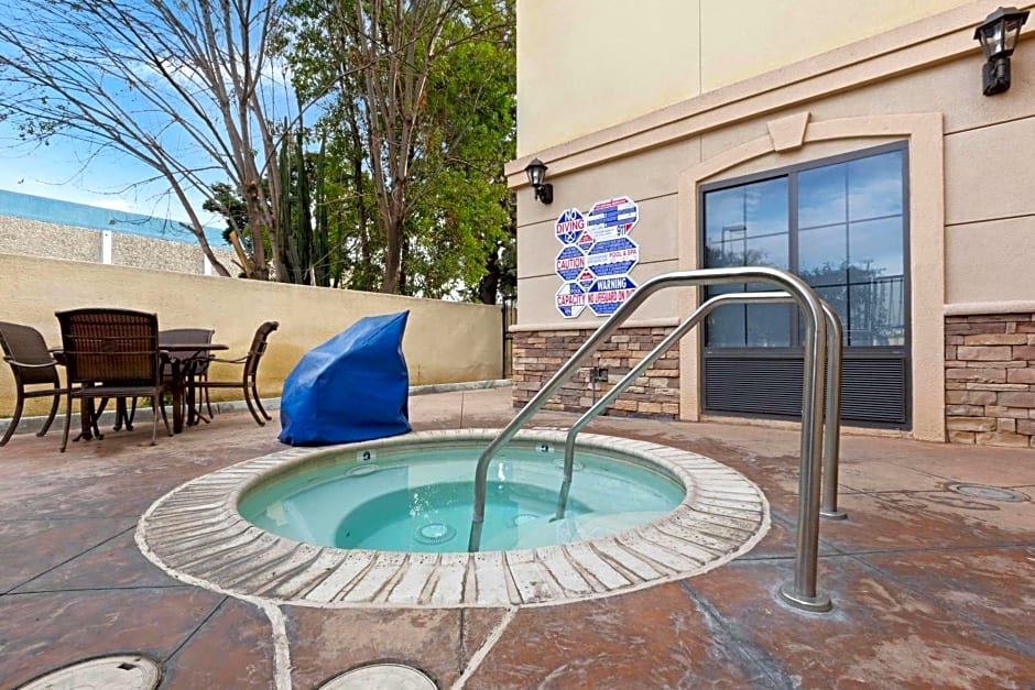 La Quinta Inn & Suites by Wyndham NE Long Beach/Cypress