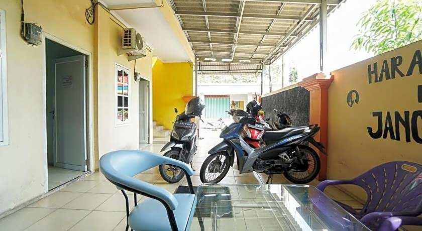 Mahkota Sivali near Soekarno Hatta Airport Mitra RedDoorz