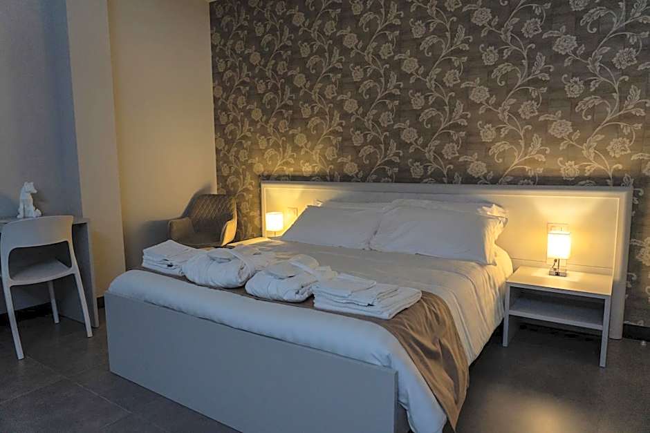 Skyline Rooms & Suites