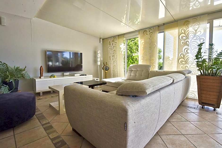 Family house with swimming pool & sea view