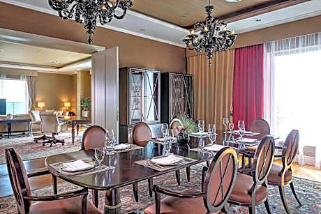 Presidential Suite, Grand Living Room access level, 1 King