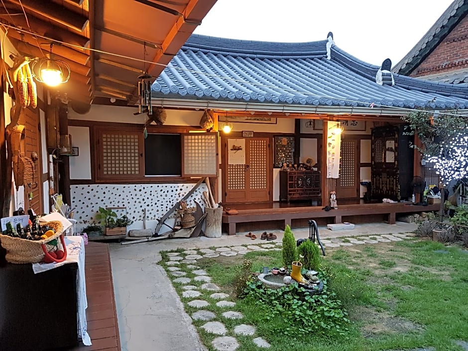 Hanulgiwa Hanok Stay