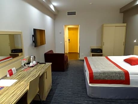 King Room with Balcony - Non-Smoking