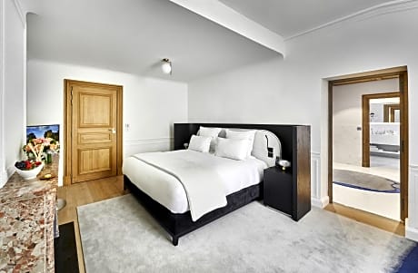 Deluxe Room (1 Queen Bed)