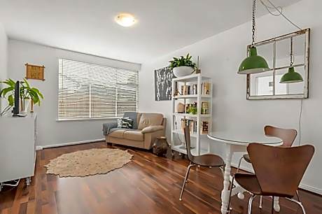 Modern City-Fringe Apartment in New Town