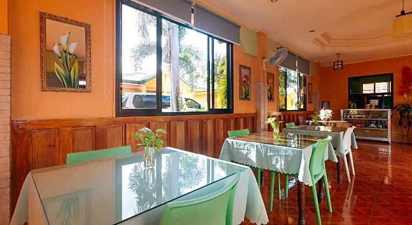 RedDoorz @ Farm Side Hotel Laoag City